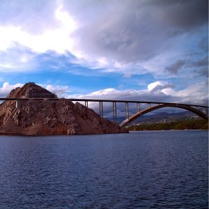 Blick auf die Insel Krk und die Brücke