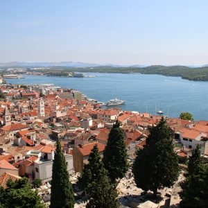 Blick von oben auf die Stadt Sibenik