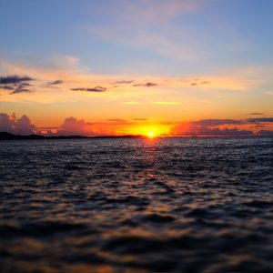 die Insel Ugljan aus der Ferne bei Sonnenuntergang