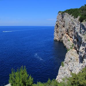 Draufsicht auf die Insel Dugi Otok mit Felsen