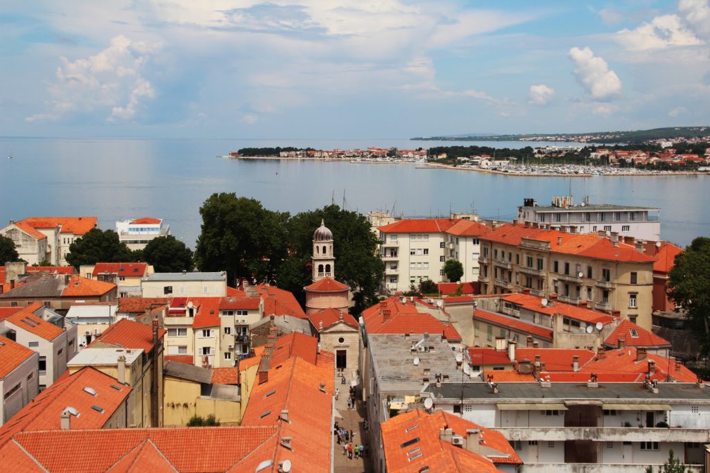 Blick auf das Meer von der Stadt aus