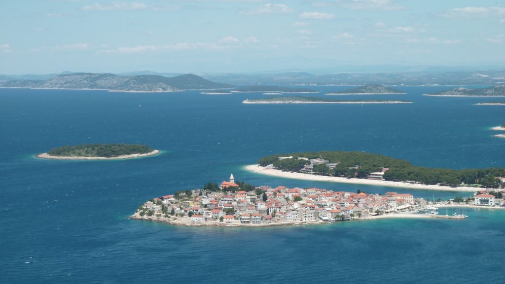 Blick auf das Meer und die Inseln von oben