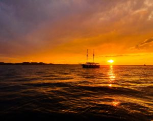 Boot auf dem Meer bei Sonnenuntergang an der Riviera von Zadar