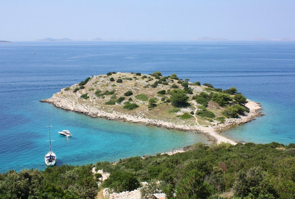 eine kleine Insel in Kroatien mit Blick vom Hügel