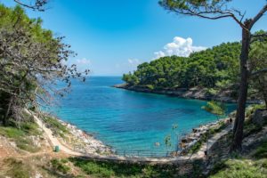 schöne Bucht mit klarem Meer in der Nähe der Insel Cres