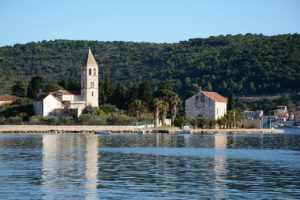 Kirche auf der Insel Vis am Strand