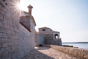 historische Gebäude am Meer in Novigrad, Istrien