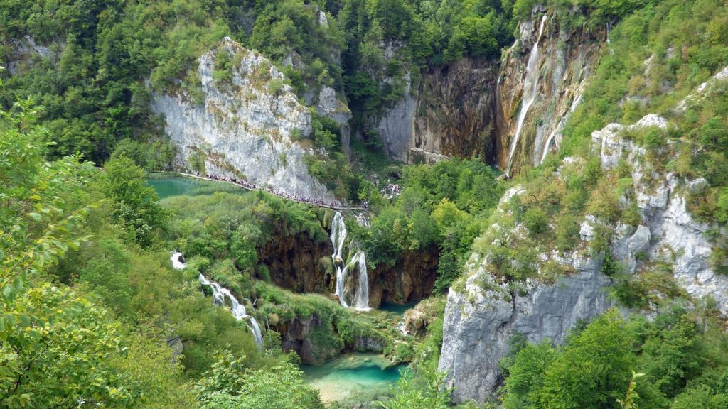 vodopády a jazerá v krásnej zelenej prírode