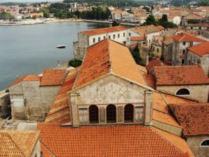 Dächer von historischen Gebäuden im Hafen der istrischen Stadt Poreč