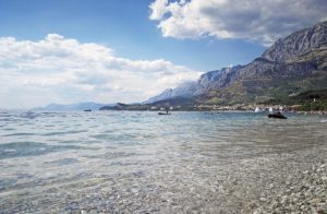 Blick vom Strand am Meer auf die Felsen in Tucepi, Kroatien